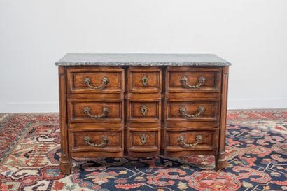 Commode à façade arbalète en noyer mouluré....