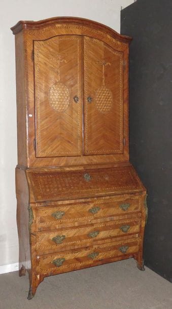 Commode scribane surmontée d'une partie haute...