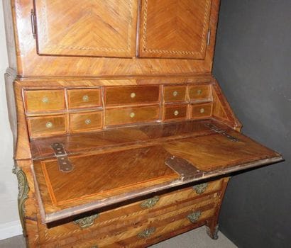 Commode scribane surmontée d'une partie haute...