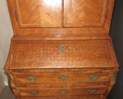 Commode scribane surmontée d'une partie haute...