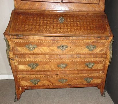 Commode scribane surmontée d'une partie haute...