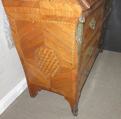 Commode scribane surmontée d'une partie haute...