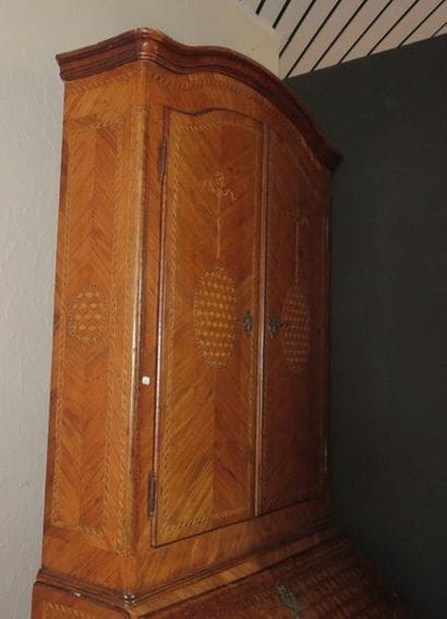 Commode scribane surmontée d'une partie haute...