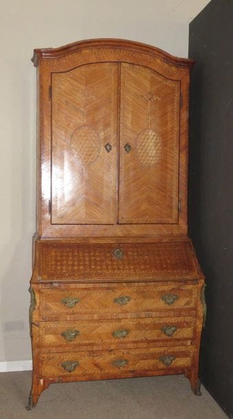 Commode scribane surmontée d'une partie haute...