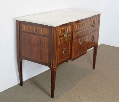 Commode en placage de satiné, filets de bois...