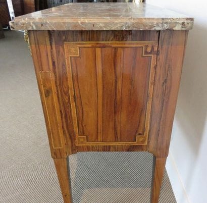 Commode en placage de bois de rose dans des...