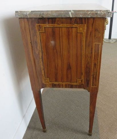 Commode en placage de bois de rose dans des...