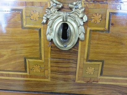 Commode en placage de bois de rose dans des...