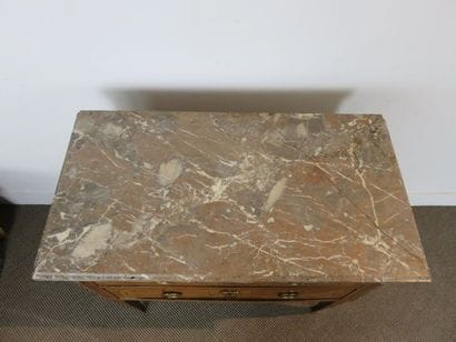 Commode en placage de bois de rose dans des...