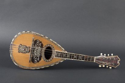 Très belle mandoline napolitaine portant...