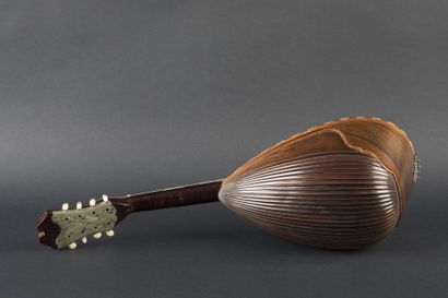 Très belle mandoline napolitaine portant...