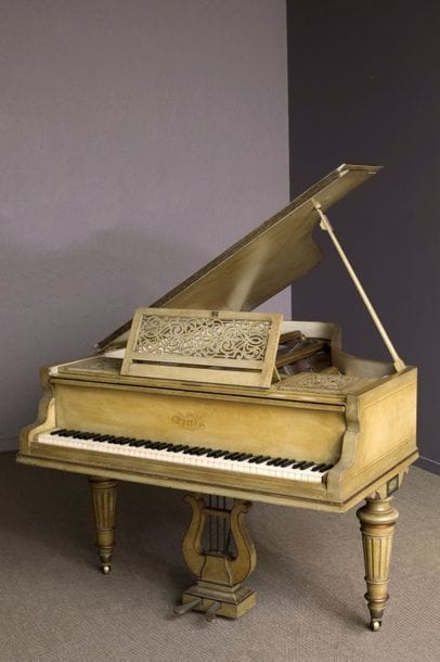 Joli et original piano 1/4 queue français...