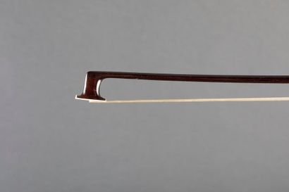 Un archet de violon classique dans le style...