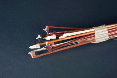 Lot de 20 archets de violon toutes tailles,...