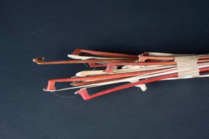 Lot de 20 archets de violon toutes tailles,...