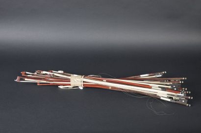 Lot de 20 archets de violon toutes tailles,...