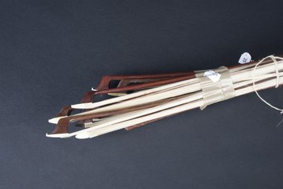 Lot de 10 archets de violoncelle toutes tailles,...