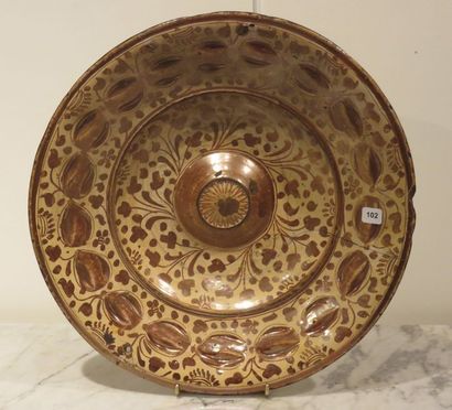 ESPAGNE, MANISES
Plat rond à ombilic à décor...