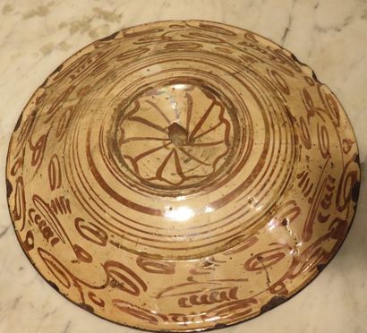 ESPAGNE, MANISES
Plat rond à ombilic à décor...