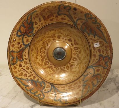 ESPAGNE, MANISES
Plat rond à ombilic, décoré...
