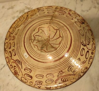ESPAGNE, MANISES
Plat rond à ombilic. Décor...