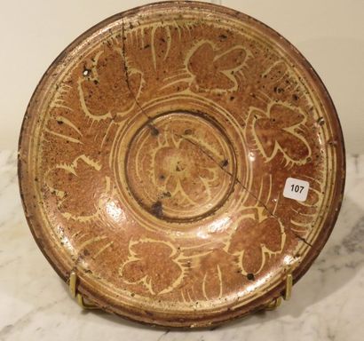 ESPAGNE, MANISES
Plat rond à décor de feuillages...
