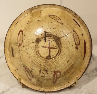 ESPAGNE, MANISES
Plat rond à décor de feuillages...
