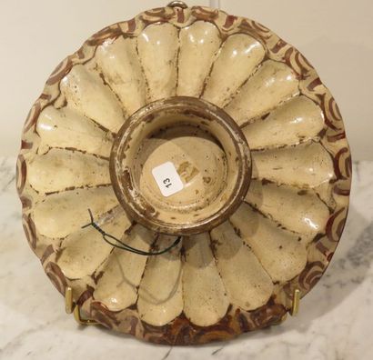 Espagne
Coupe godronnée sur piédouche à décor...