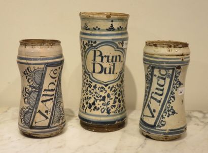 ESPAGNE, CATALOGNE
Deux Albarelli à décor...