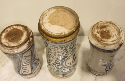 ESPAGNE, CATALOGNE
Deux Albarelli à décor...
