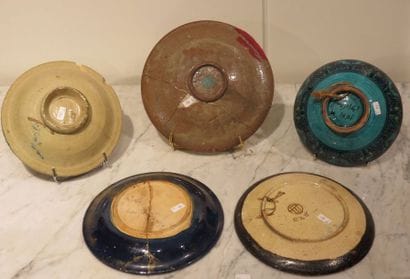 MAROC, EZE
Un plat à Tajine à décor polychromé...