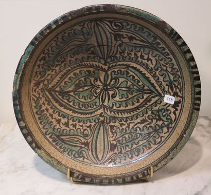 PERSE
Plat rond à décor en plein d'un double...