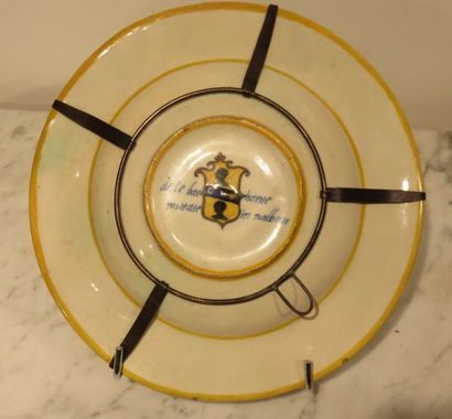 ITALIE, VENISE
Plat rond en faïence à décor...