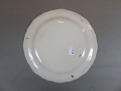 MOUSTIERS
Assiette à bords contournés et...