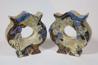 SAINT-CLÉMENT
Paire de vases en forme d'anneau...