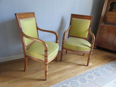 PAIRE DE FAUTEUILS en merisier, les accotoirs...