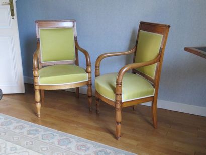 PAIRE DE FAUTEUILS en merisier, les accotoirs...