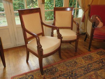 PAIRE DE FAUTEUILS en acajou et placage d'acajou,...