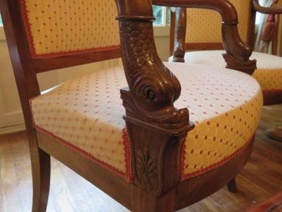 PAIRE DE FAUTEUILS en acajou et placage d'acajou,...