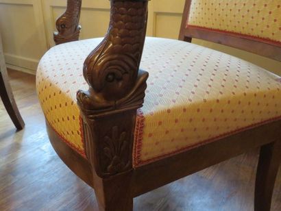 PAIRE DE FAUTEUILS en acajou et placage d'acajou,...