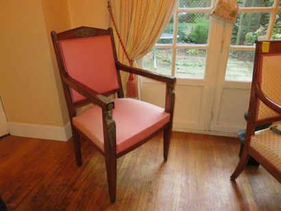 LARGE FAUTEUIL en acajou et placage d'acajou,...