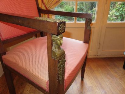 LARGE FAUTEUIL en acajou et placage d'acajou,...