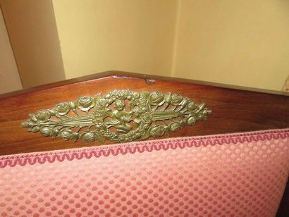 LARGE FAUTEUIL en acajou et placage d'acajou,...