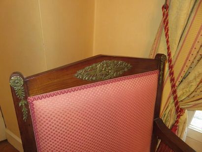 LARGE FAUTEUIL en acajou et placage d'acajou,...