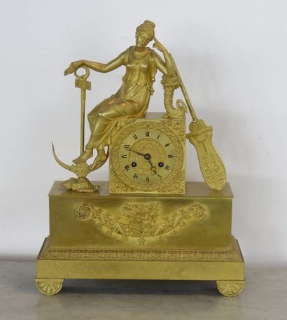 PENDULE en bronze ciselé et doré. Le mouvement...
