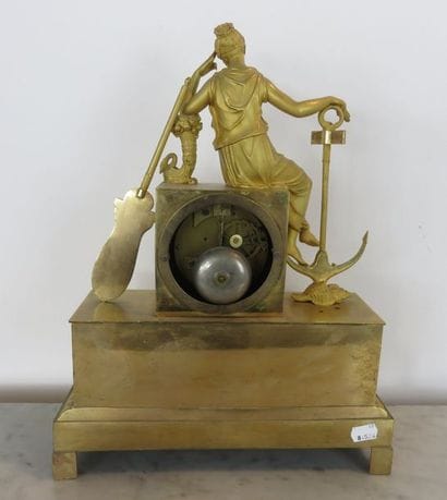PENDULE en bronze ciselé et doré. Le mouvement...