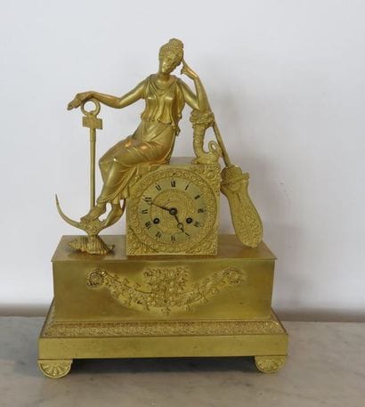 PENDULE en bronze ciselé et doré. Le mouvement...