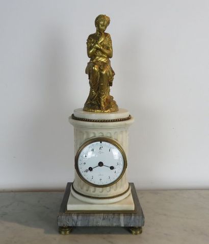 PENDULE en marbre blanc. Le mouvement au...