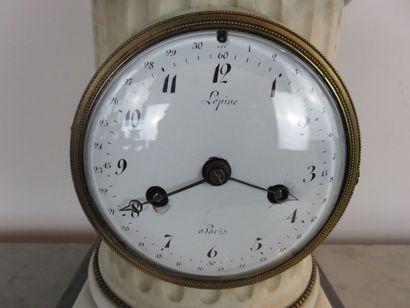 PENDULE en marbre blanc. Le mouvement au...