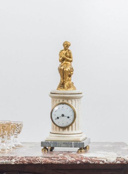 PENDULE en marbre blanc. Le mouvement au...